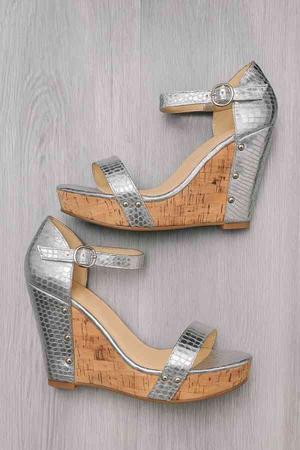 Stříbrné sandály na korkovém klínku 