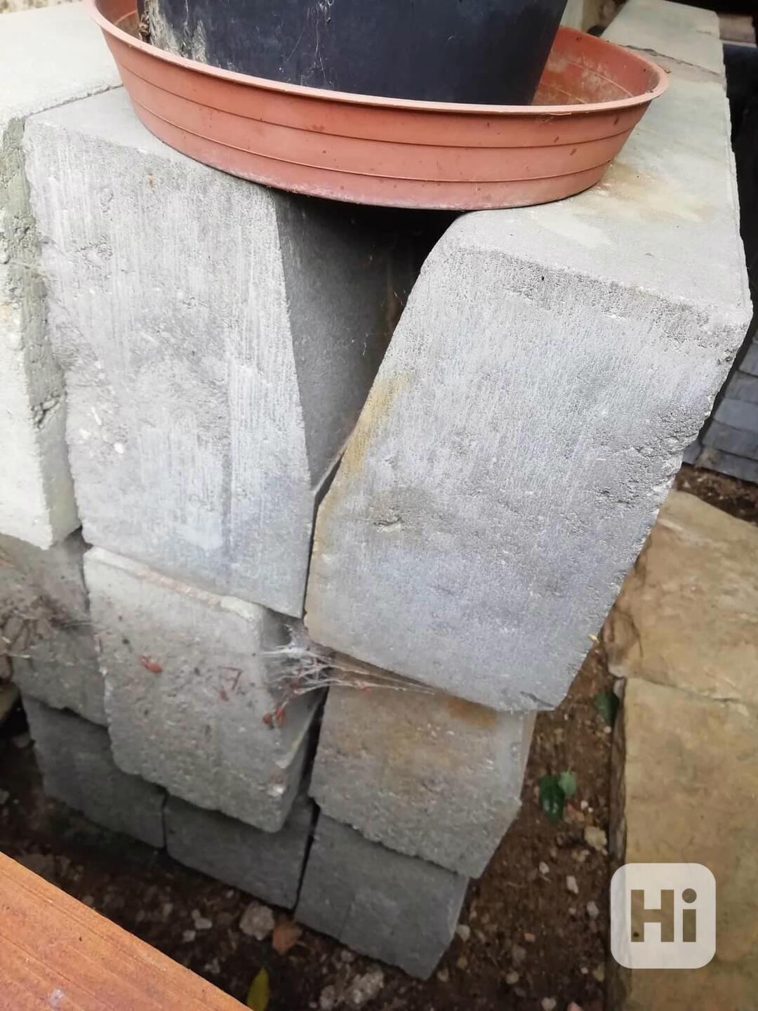betonové obrubníky - foto 1