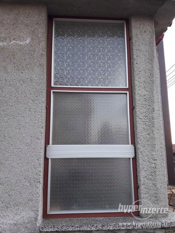 Vchodová stěna + okno (kovové) - foto 2