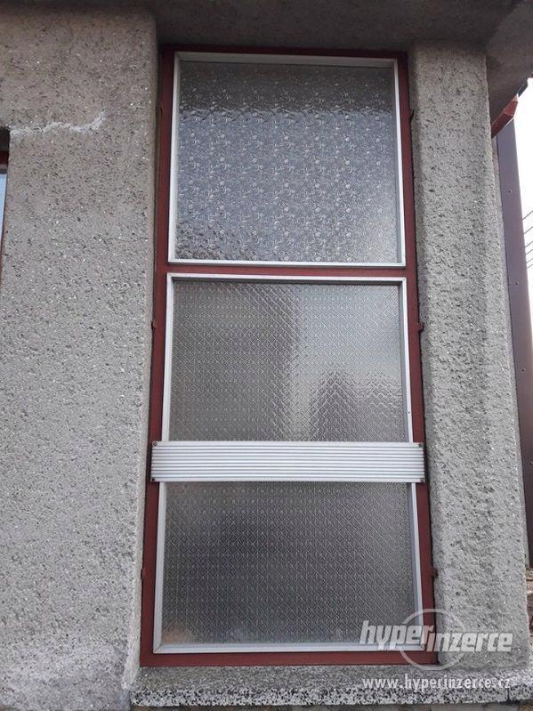 Vchodová stěna + okno (kovové) - foto 3