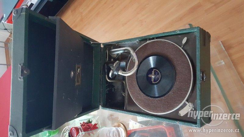 Gramofon His Master's Voice Portable 101 + 4 ks desek - foto 1