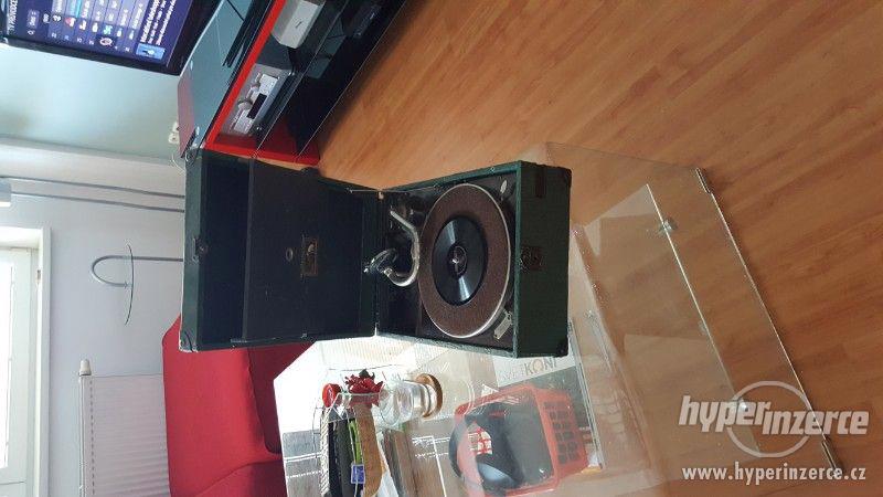 Gramofon His Master's Voice Portable 101 + 4 ks desek - foto 4