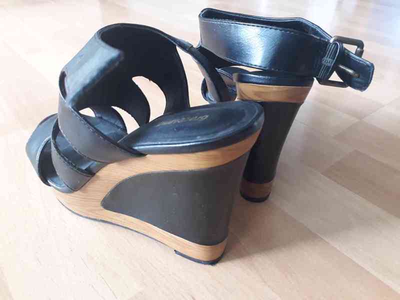 Luxusní boty na klínku s dřevěným prvkem - foto 6
