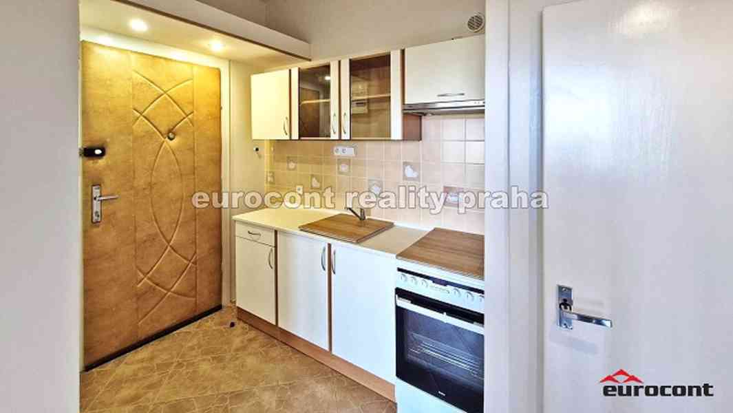 Pronájem bytu 2+1 s velkou terasou, přímo v centru, Praha 10 - foto 8