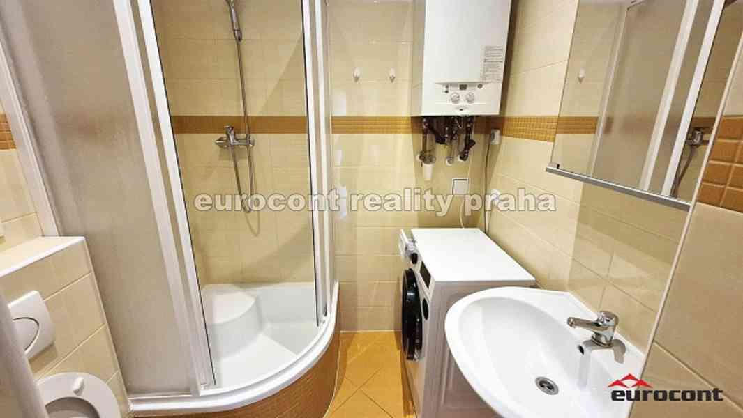 Pronájem bytu 2+1 s velkou terasou, přímo v centru, Praha 10 - foto 10