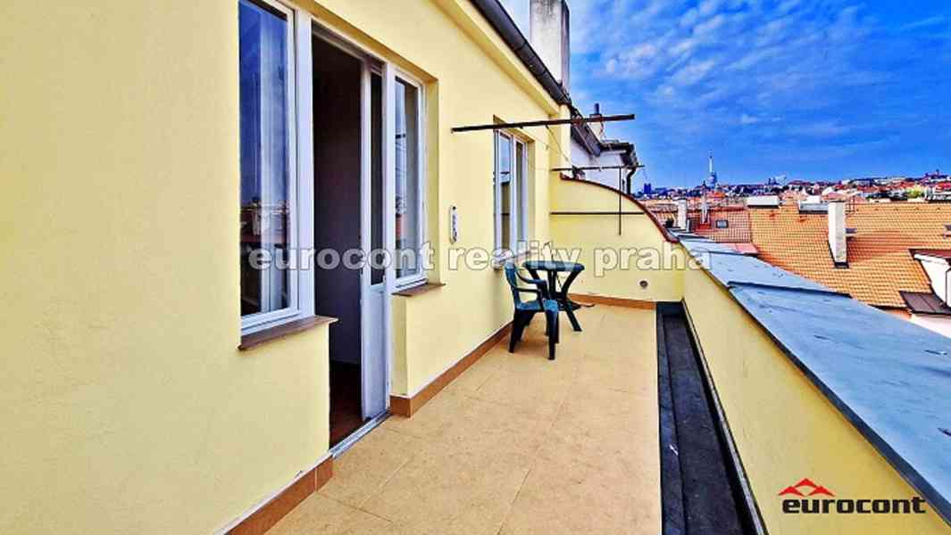 Pronájem bytu 2+1 s velkou terasou, přímo v centru, Praha 10 - foto 2