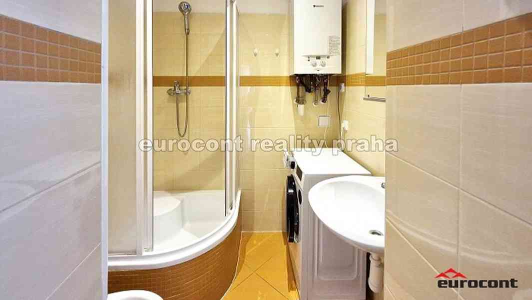 Pronájem bytu 2+1 s velkou terasou, přímo v centru, Praha 10 - foto 9