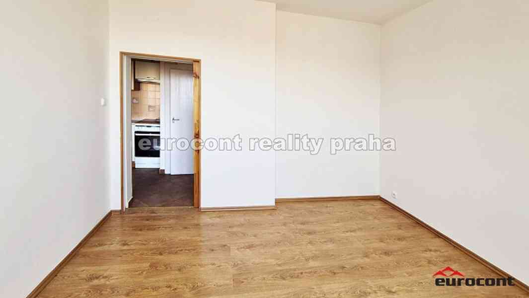 Pronájem bytu 2+1 s velkou terasou, přímo v centru, Praha 10 - foto 6