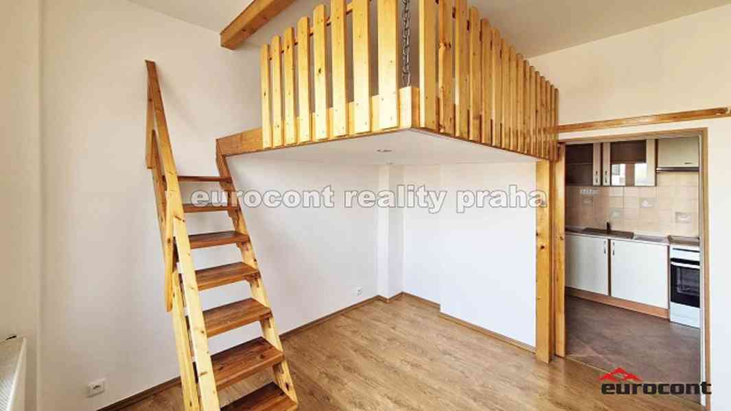 Pronájem bytu 2+1 s velkou terasou, přímo v centru, Praha 10 - foto 4