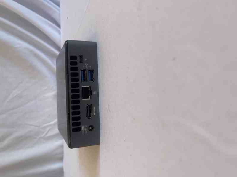 Intel NUC8i5BEK2 mini PC i5-8259U, otevřený - foto 3