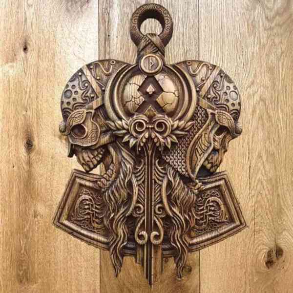 Nástěnná dekorace Thor's Hammer: Dřevěný basreliéf severské 
