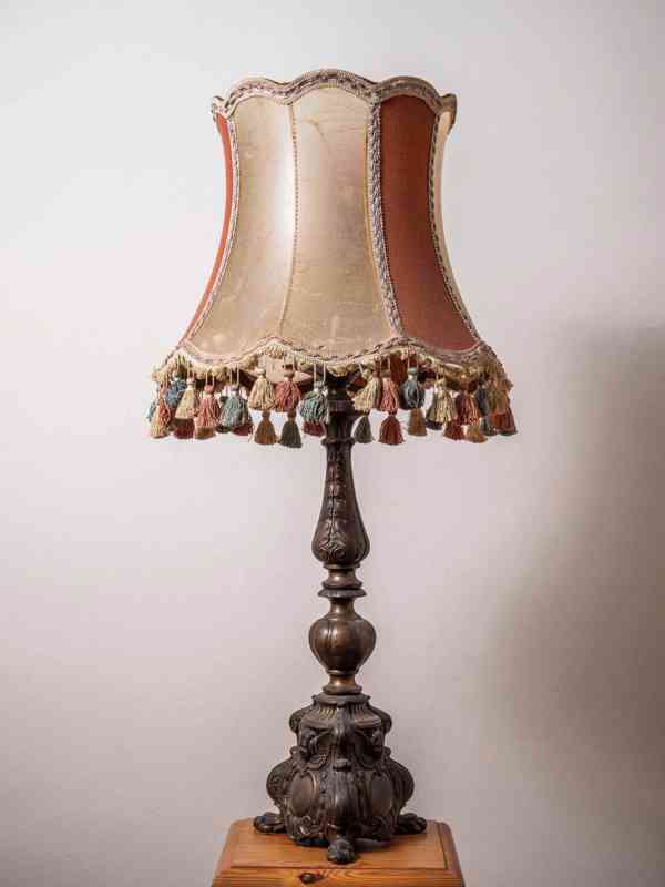 Starožitná neobarokní stolní lampa s originálním stínidlem
