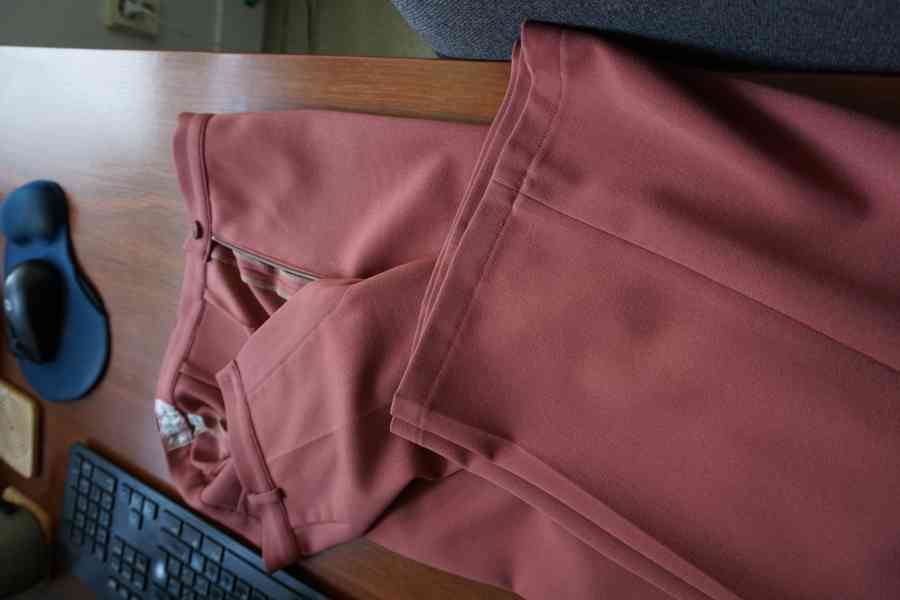 Kalhotový kostým starorůžová barva - foto 9