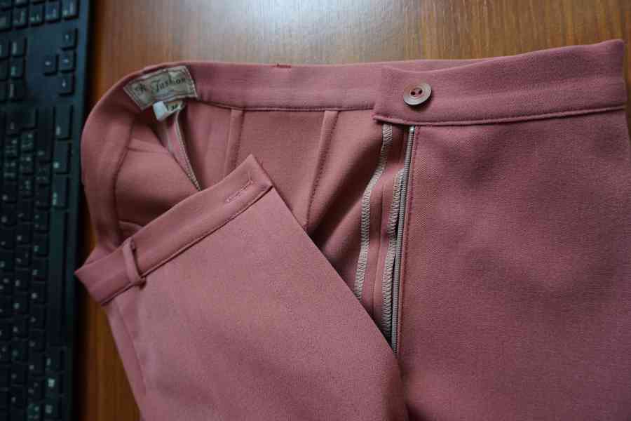 Kalhotový kostým starorůžová barva - foto 8