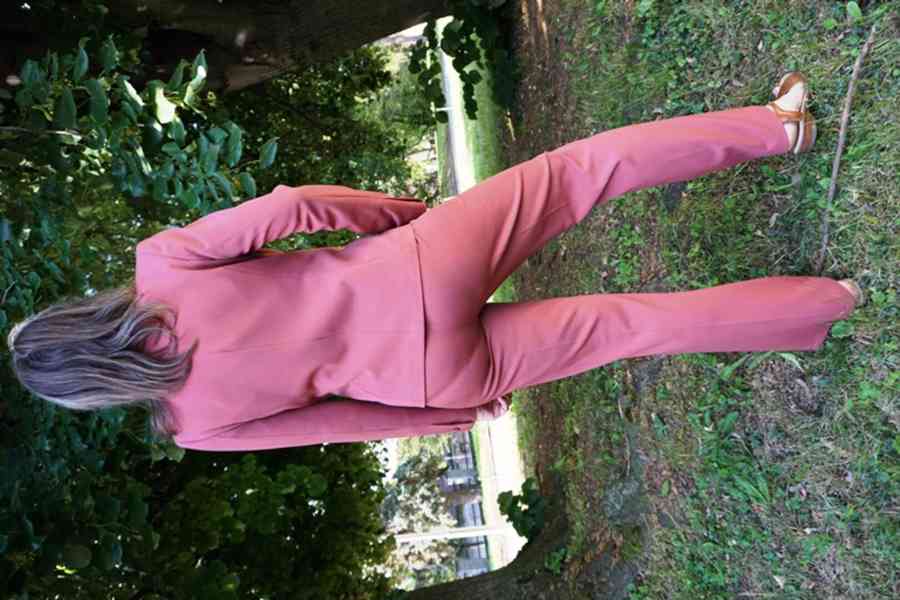 Kalhotový kostým starorůžová barva - foto 4