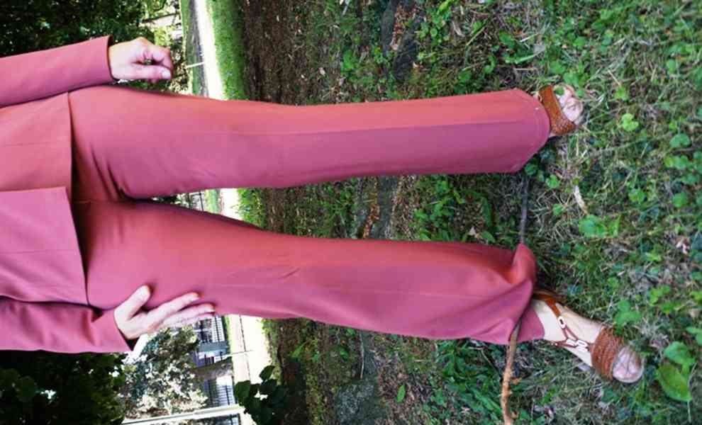 Kalhotový kostým starorůžová barva - foto 3