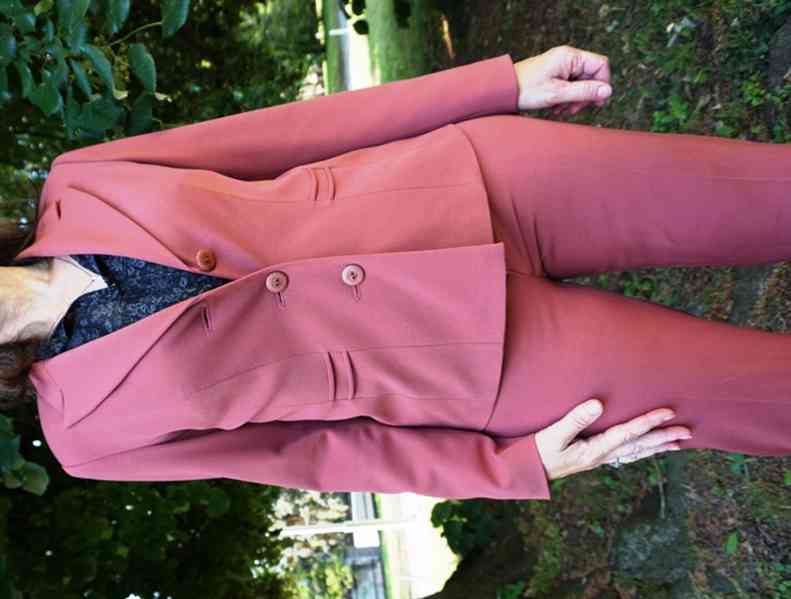 Kalhotový kostým starorůžová barva - foto 2
