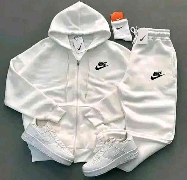 Oblečení Nike k dispozici ve velkém i po jednotlivých kusech