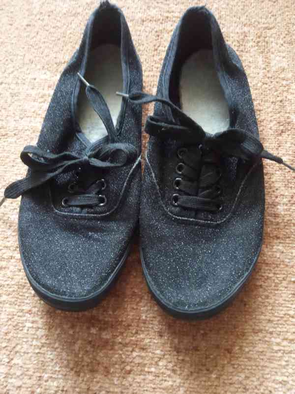 černé lehké boty
