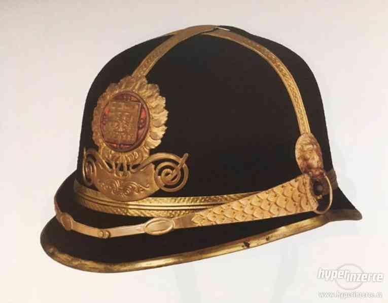 Policejní přilby helmy buřinky odznaky torza