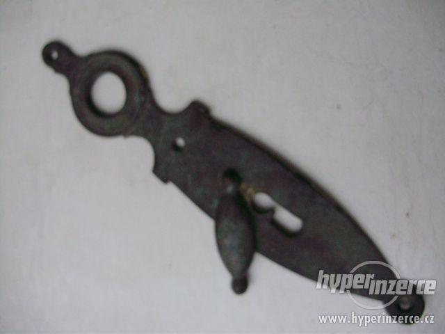 Mosazné kliky, panty, kování, historické dveře - foto 5