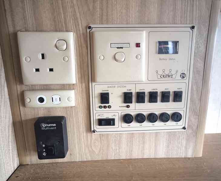 Karavan Crovn, sprcha, teplá voda, bez dokladů, dovoz možný. - foto 15