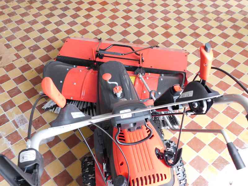 Jansen MKB-500E Motorová metla s pluhem, sbernou nádrzi a el - foto 5