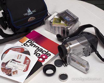 Digitální miniDV kamera s bohatým příslušenstvím - foto 1