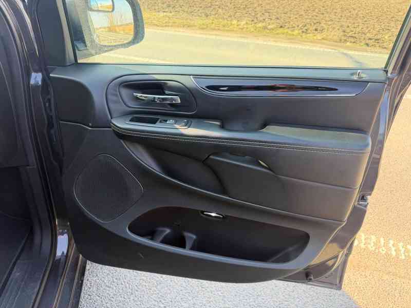 Chrysler Town Country 3,6 Limited S-type LPG TOP 2016 - foto 12