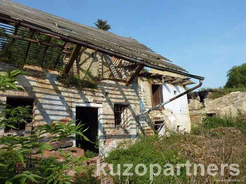 Rozlehlý dům v započaté rekonstrukci, obec Vinary - foto 3