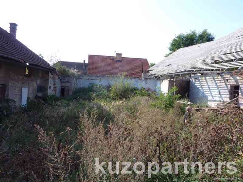 Rozlehlý dům v započaté rekonstrukci, obec Vinary - foto 6