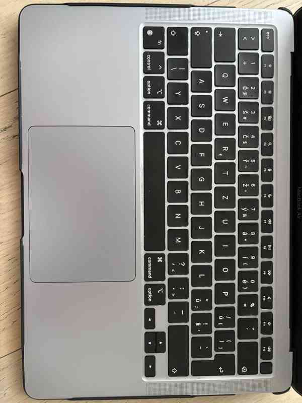 13" Apple MacBook Air M1, 8GB/SSD 256GB - jako nový - foto 2