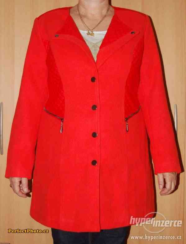 Červený krátký kabát - foto 1