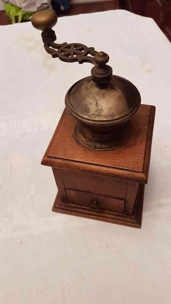 Starožitný dřevěný mlýnek na kávu s mosaznou klikou 2 - foto 1