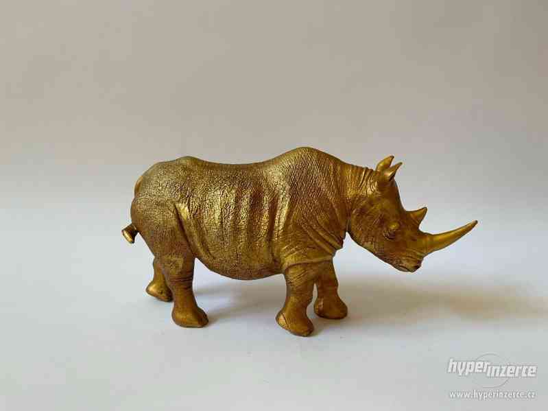 Nosorožec ve zlatém provedení - foto 1