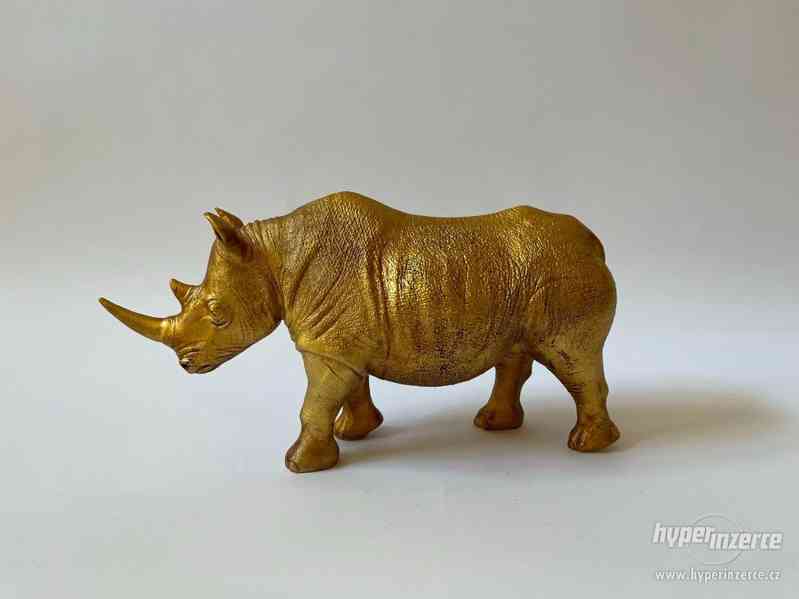 Nosorožec ve zlatém provedení - foto 2