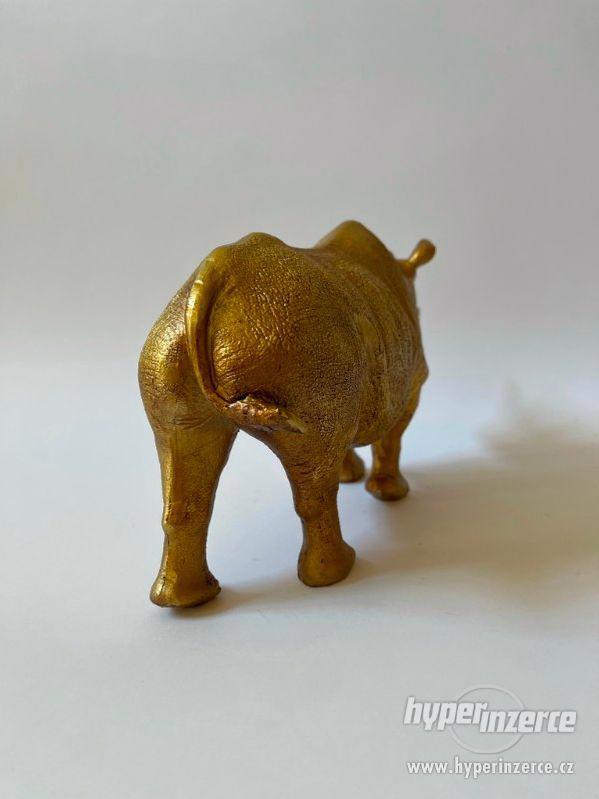 Nosorožec ve zlatém provedení - foto 3