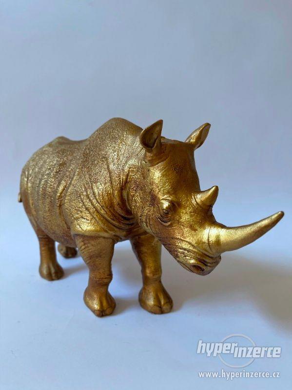 Nosorožec ve zlatém provedení - foto 4