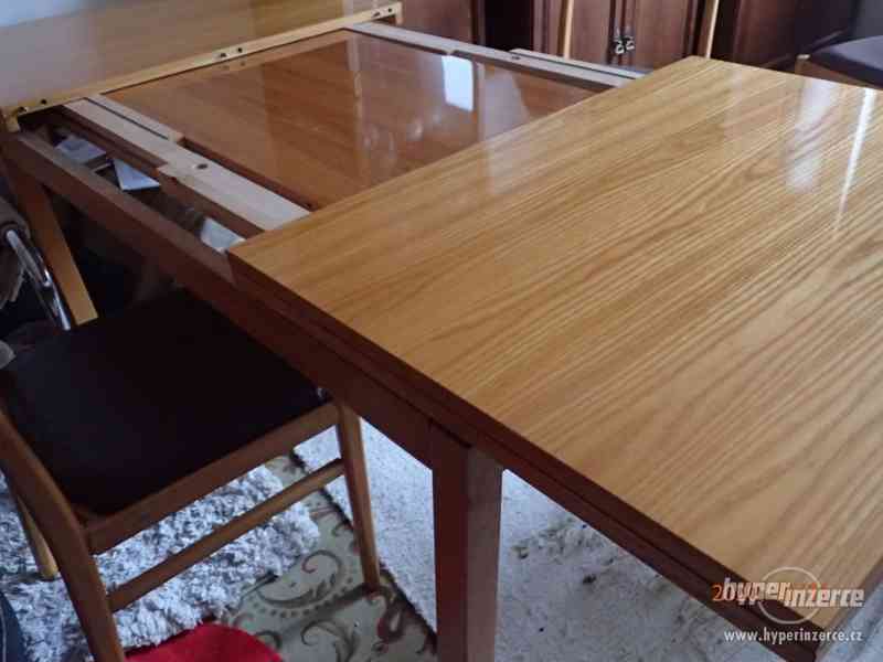 Rozkládací jídelní stůl 80X125x76 + čtyři židle - foto 2