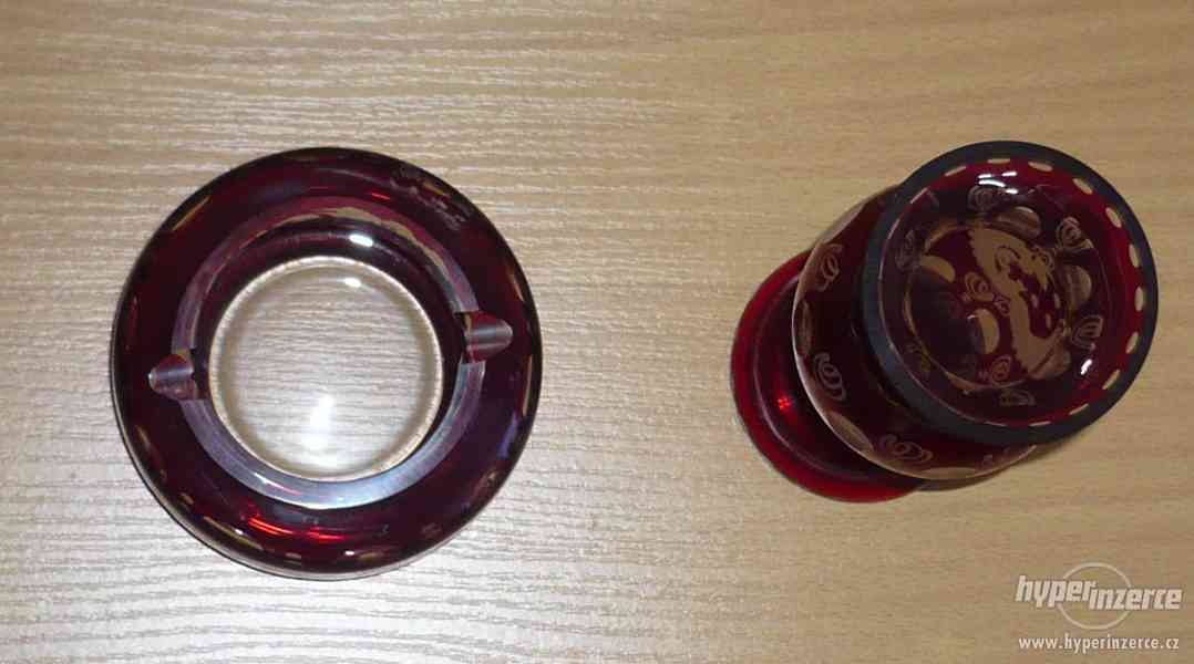 Rubínové sklo - váza a popelník - foto 2
