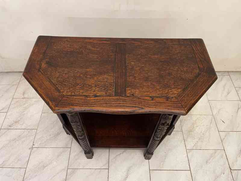 Starožitný konzolový stolek v neogotickém stylu  - foto 4