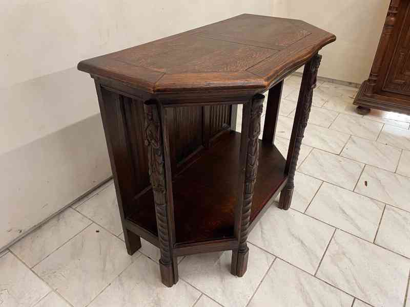 Starožitný konzolový stolek v neogotickém stylu  - foto 3