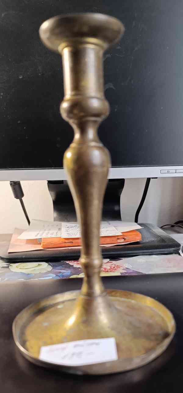 Starožitný mosazný svícen na jednu svíčku - foto 3