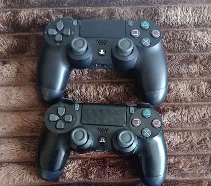 PS4 ovladače V2 originál.. cena 800kc. Kus.