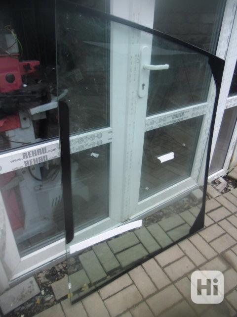 Čelní horní díl skla na traktorbagr Cat 428C - foto 1