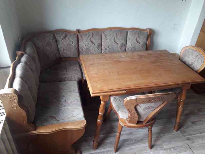 Kuchyně, komoda, stůl s lavicí a židlemi - foto 11