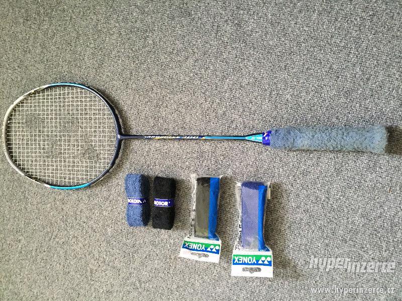 Prodám použitou badmintonovou raketu Yonex Armortec 300 - foto 1