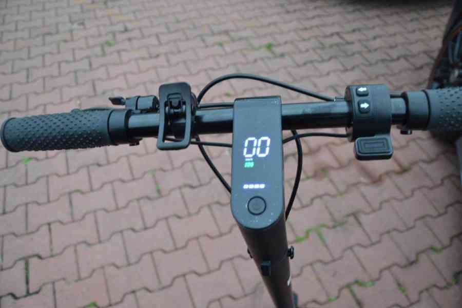 Elektrická koloběžka s terénními pneumatikami - foto 5