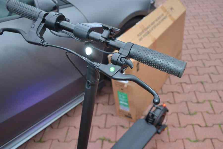 Elektrická koloběžka s terénními pneumatikami - foto 4