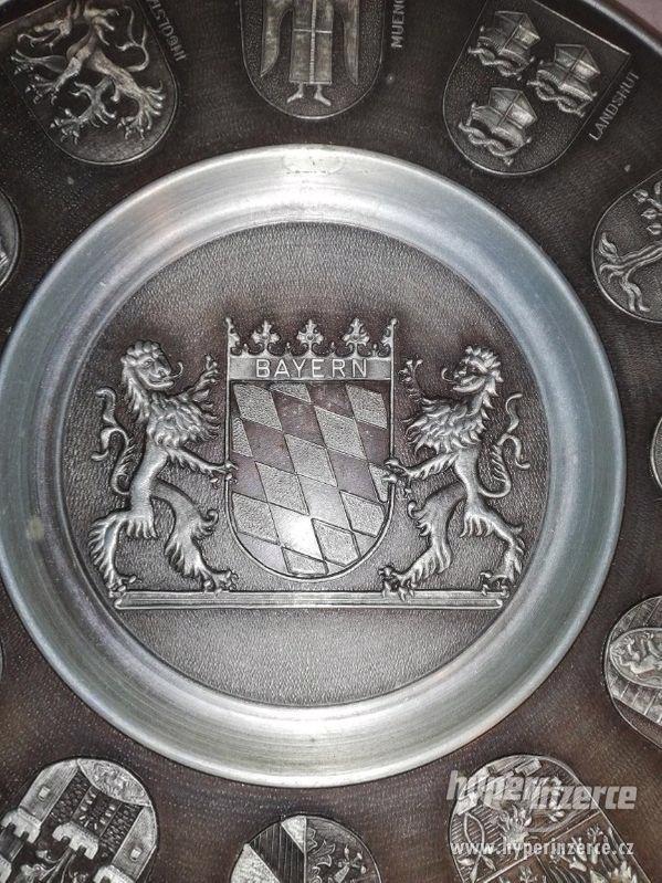 Kovový talíř s erby a lvy - zn. obr. ANDĚLA-na zeď - foto 2